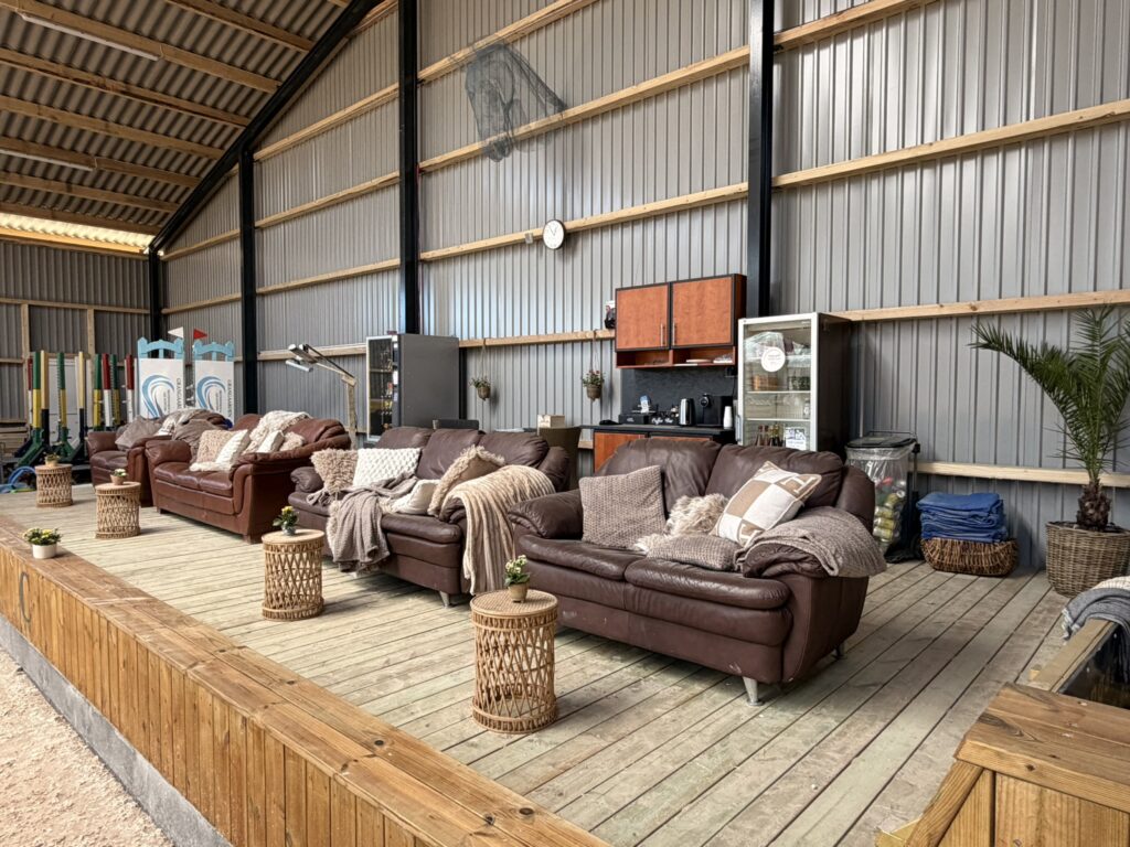 Loungen i ridehallen er samlingspunkt til en god kop kaffe for familien, mens rytteren træner